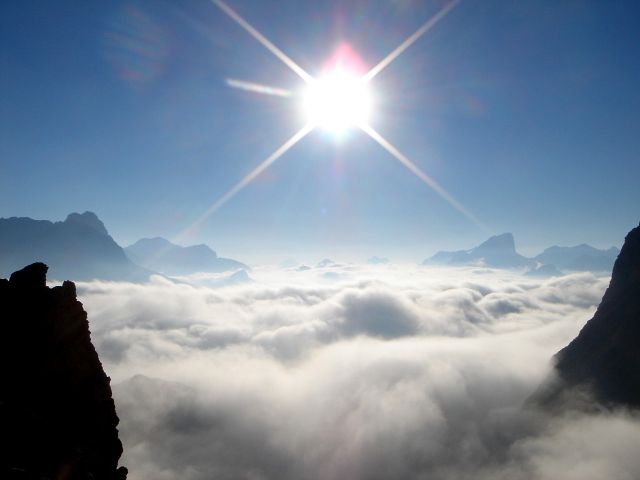 Foto: Manfred Karl / Klettersteig Tour / Über den Maximiliansteig auf die Roterdspitze / Die Morgennebel werden sich bald auflösen; re. im Hintergrund Marmolada / 14.09.2008 10:47:25