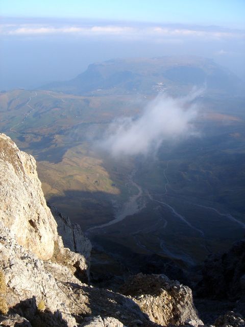 Foto: Manfred Karl / Klettersteig Tour / Über den Maximiliansteig auf die Roterdspitze / Kurz unterhalb des Roßzahngipfels mit Blick über die Seiser Alm / 14.09.2008 10:48:03