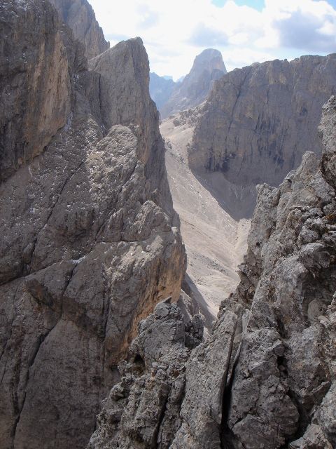 Foto: Manfred Karl / Klettersteigtour / Laurenzisteig auf den Mittleren Molignon / Dolomitenambiente am Steig, im Hintergrund Grasleitenpass und Rosengartenspitze / 14.09.2008 11:31:02