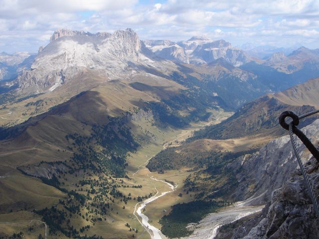 Foto: Manfred Karl / Klettersteigtour / Laurenzisteig auf den Mittleren Molignon / Herrlicher Tiefblick ins Val Duron mit Langkofel- und Sellagruppe im Hintergrund / 14.09.2008 11:30:12