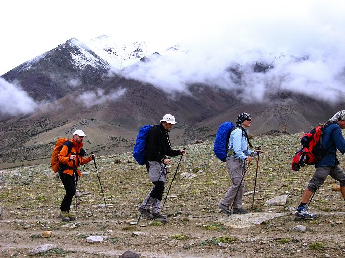 Foto: Andreas Koller / Wander Tour / Von Tachuntse auf den Nimaling Ri (5648m) / Trekking im Nimaling-Hochtal / 14.09.2008 00:26:45