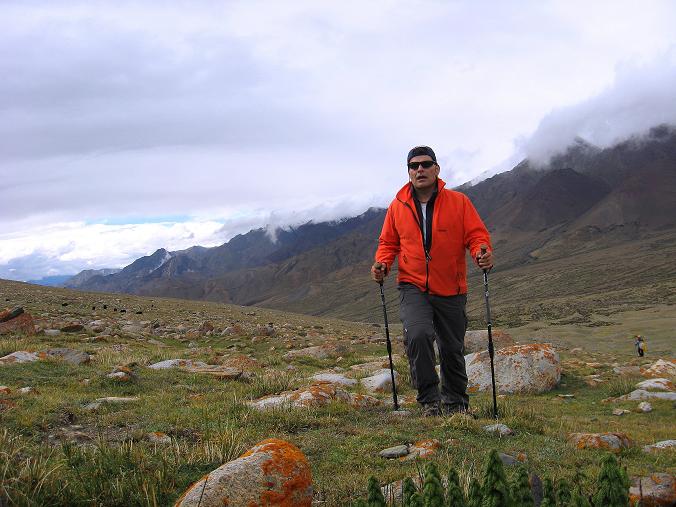 Foto: Andreas Koller / Wander Tour / Von Tachuntse auf den Nimaling Ri (5648m) / Im Nimaling-Hochtal / 14.09.2008 00:26:30