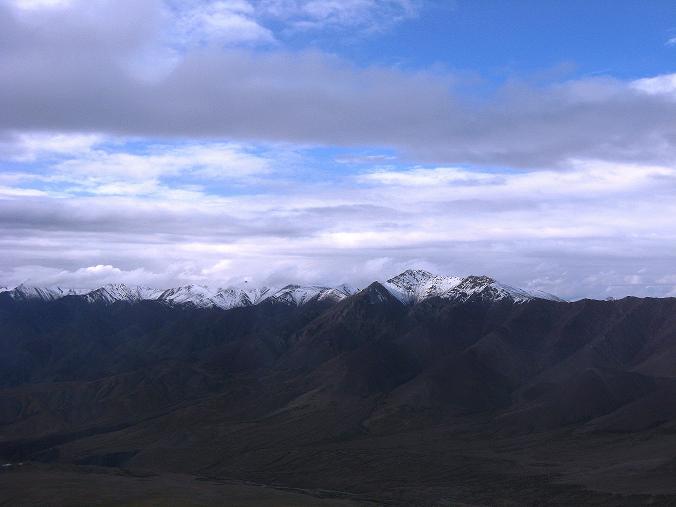 Foto: Andreas Koller / Wander Tour / Von Tachuntse auf den Nimaling Ri (5648m) / Weit reicht der Blick in die verschneite Stok Kangri Range / 14.09.2008 00:24:51
