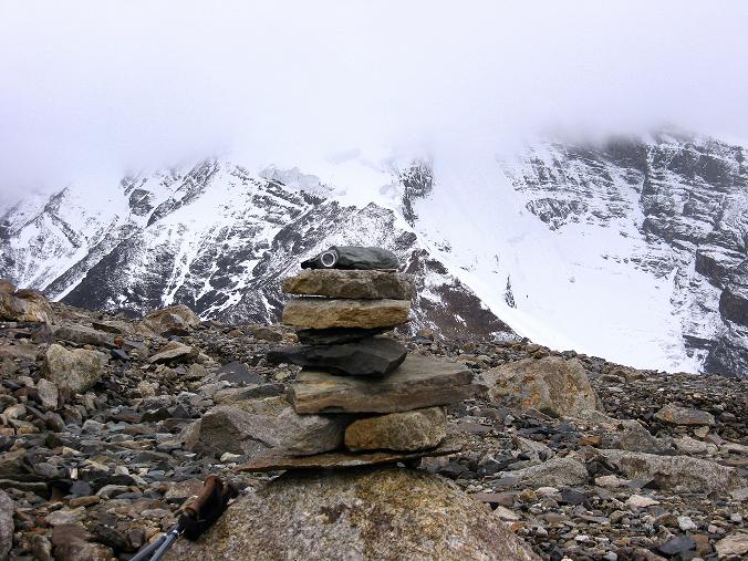 Foto: Andreas Koller / Wander Tour / Von Tachuntse auf den Nimaling Ri (5648m) / Gipfelsteinmann am Nimaling Ri gegen die Kulisse des Kang Yatse (6404 m) / 14.09.2008 00:24:04