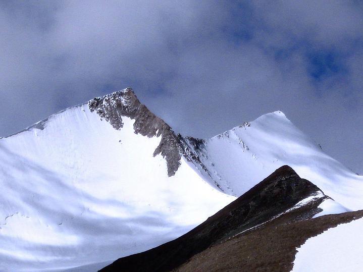 Foto: Andreas Koller / Wandertour / Aussichtsgipfel Uatse Ri (5673m) / Yak's horns - der doppelgipfelige Dzo Jongo (6217 m) / 23.09.2008 00:39:00