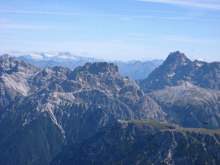 Foto: Andreas Koller / Klettersteigtour / Ferrata Marino Bianchi - Cristallo di Mezzo (3167 m) / Sextener Dolomiten und im Hintergrund Großglockner (3798 m) / 23.09.2008 01:38:56