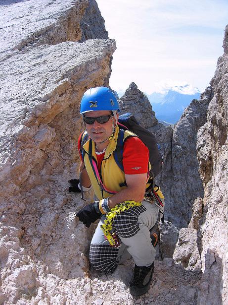 Foto: Andreas Koller / Klettersteigtour / Ferrata Marino Bianchi - Cristallo di Mezzo (3167 m) / Die kleine Scharte im Grat / 23.09.2008 01:35:32