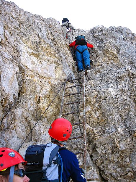 Foto: Andreas Koller / Klettersteigtour / Ferrata Marino Bianchi - Cristallo di Mezzo (3167 m) / Stau an der Schlüsselstelle / 23.09.2008 01:32:17