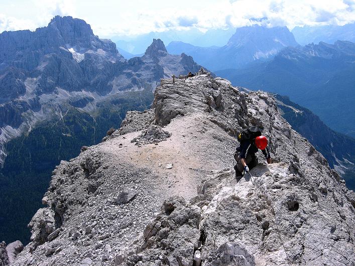 Foto: Andreas Koller / Klettersteigtour / Ferrata Marino Bianchi - Cristallo di Mezzo (3167 m) / Hinunter zum Gipfelkreuz / 23.09.2008 01:29:54
