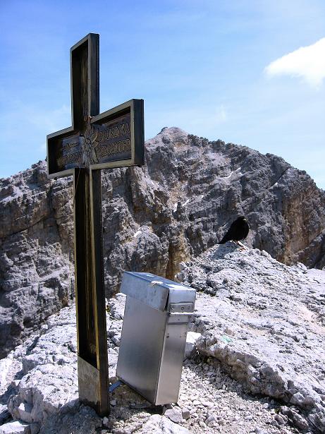 Foto: Andreas Koller / Klettersteigtour / Ferrata Marino Bianchi - Cristallo di Mezzo (3167 m) / Gipfelkreuz gegen Monte Cristallo (3221 m) / 23.09.2008 01:27:34