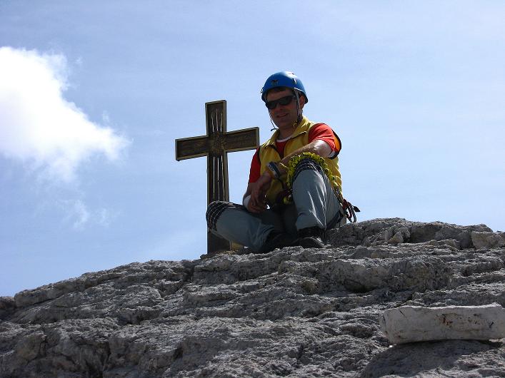 Foto: Andreas Koller / Klettersteigtour / Ferrata Marino Bianchi - Cristallo di Mezzo (3167 m) / Rast beim Gipfelkreuz / 23.09.2008 01:26:39