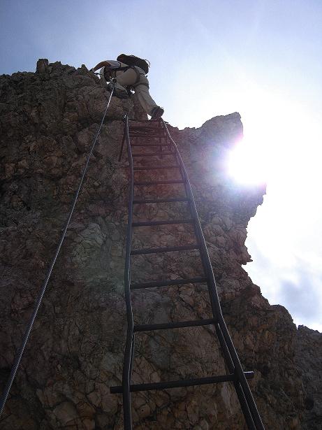 Foto: Andreas Koller / Klettersteigtour / Ferrata Marino Bianchi - Cristallo di Mezzo (3167 m) / Steil und ausgesetzt über die erste Leiter / 23.09.2008 01:24:41