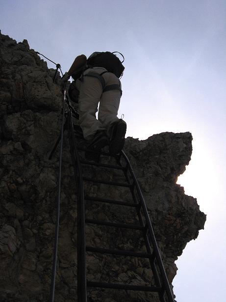 Foto: Andreas Koller / Klettersteigtour / Ferrata Marino Bianchi - Cristallo di Mezzo (3167 m) / Auf der sehr steilen Leiter / 23.09.2008 01:24:24