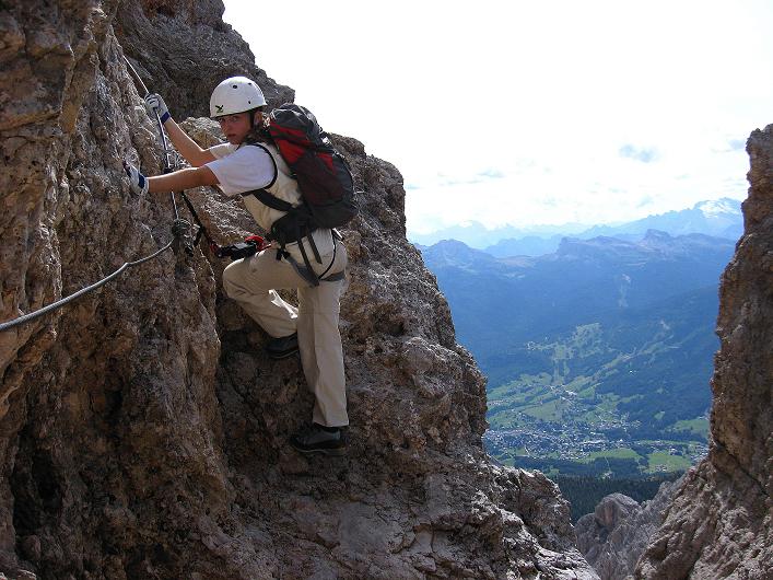 Foto: Andreas Koller / Klettersteigtour / Ferrata Marino Bianchi - Cristallo di Mezzo (3167 m) / Tiefblick auf Cortina d'Ampezzo / 23.09.2008 01:24:07