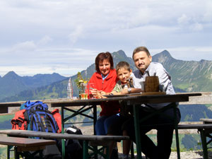 Foto: Datzi / Wandertour / Rundtour im Gr. Walsertal auf die Rote Wand ( Biwak ) / Auf der Birnhornhütte beim Mittagsessen / 06.12.2008 18:36:57