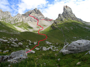 Foto: Datzi / Wandertour / Rundtour im Gr. Walsertal auf die Rote Wand ( Biwak ) / Der Weg von der Oberern Laguzalpe mit Blick zur Roten Wand u. Rothorn (rechts) / 06.12.2008 18:37:44