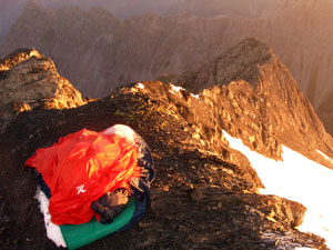 Foto: Datzi / Wandertour / Rundtour im Gr. Walsertal auf die Rote Wand ( Biwak ) / Biwak am Gipfel mit Blick zum Gratanstieg / 06.12.2008 18:38:38