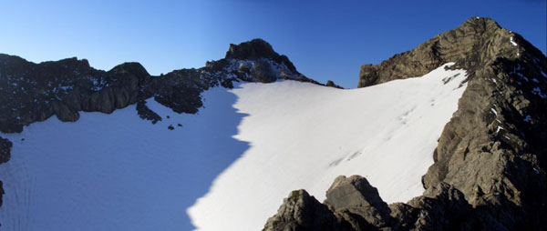 Foto: Datzi / Wandertour / Rundtour im Gr. Walsertal auf die Rote Wand ( Biwak ) / Das Schneefeld mit dem Gratanstieg ( Gratanstieg rechts im Bild ) / 06.12.2008 18:38:56