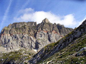 Foto: Datzi / Wandertour / Rundtour im Gr. Walsertal auf die Rote Wand ( Biwak ) / Die Rote Wand mit Blick vom Abstieg zum Formarinesee / 06.12.2008 18:39:15