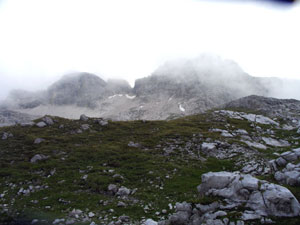 Foto: Datzi / Wandertour / Rundtour im Gr. Walsertal auf die Rote Wand ( Biwak ) / Die Gipfel kamen beim Abstieg immer wieder kurz hervor / 06.12.2008 18:40:13