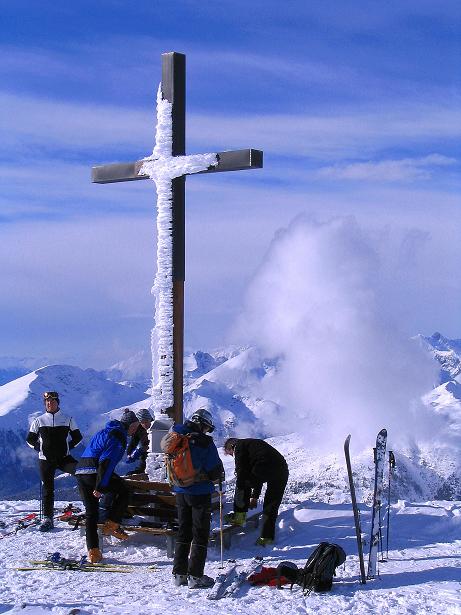 Foto: Andreas Koller / Skitour / Von Reinswald auf die Getrumspitze (2589m) / Sättlespitz-Gipfelkreuz / 15.12.2008 02:53:53
