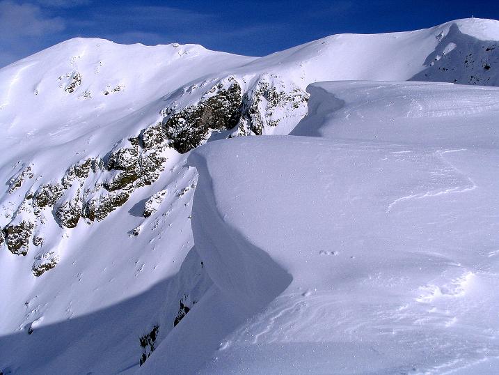 Foto: Andreas Koller / Skitour / Von Reinswald auf die Getrumspitze (2589m) / Über der Wechte zeigt sich die Getrumspitze / 15.12.2008 02:51:31