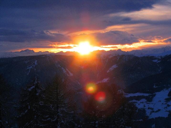 Foto: Andreas Koller / Skitour / Von Reinswald auf die Getrumspitze (2589m) / Sonnenuntergang über Reinswald und den Sarntaler Alpen / 15.12.2008 02:44:06