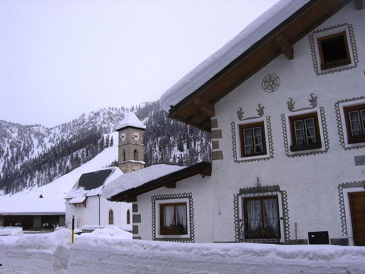 Foto: Andreas Koller / Skitour / Aus dem Val Müstair auf den Piz Dora (2951m) / Das Zentrum des kleinen Ortes Tschierv / 23.12.2008 16:17:45