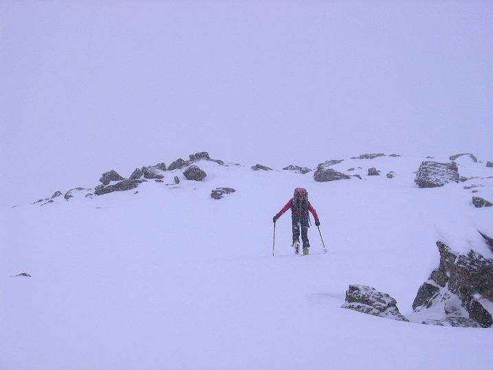 Foto: Andreas Koller / Skitour / Aus dem Val Müstair auf den Piz Dora (2951m) / Der steile Gipfelhang zum höchsten Punkt (die Perspektive täuscht ein wenig und lässt den Hang flacher erscheinen) / 23.12.2008 16:13:29