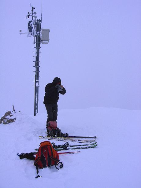 Foto: Andreas Koller / Skitour / Aus dem Val Müstair auf den Piz Dora (2951m) / Piz Dora mit seinem kleinen Sender am Gipfel / 23.12.2008 16:12:48
