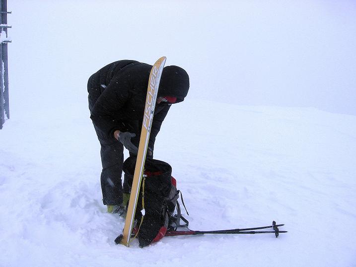 Foto: Andreas Koller / Skitour / Aus dem Val Müstair auf den Piz Dora (2951m) / Fertigmachen für die Abfahrt / 23.12.2008 16:11:41