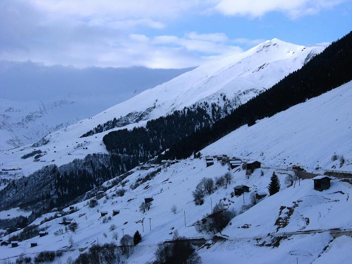 Foto: Andreas Koller / Skitour / Piz da Vrin (2563m) / Blick aus dem Val Lumnezia auf den Doppelgipfel des Piz da Vrin / 09.01.2009 00:31:48