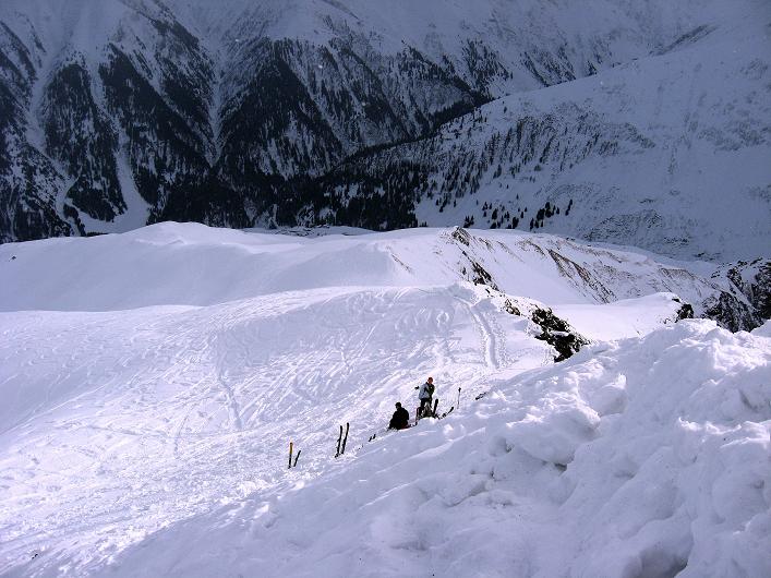 Foto: Andreas Koller / Skitour / Piz da Vrin (2563m) / Blick ins Tal nach San Giusen und zum Skidepot / 09.01.2009 00:22:03