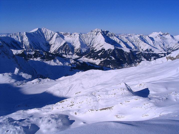 Foto: Andreas Koller / Skitour / Von der Engstligenalp auf das Chindbettihorn (2691m) / Blick Richtung Adelboden / 09.01.2009 23:43:03