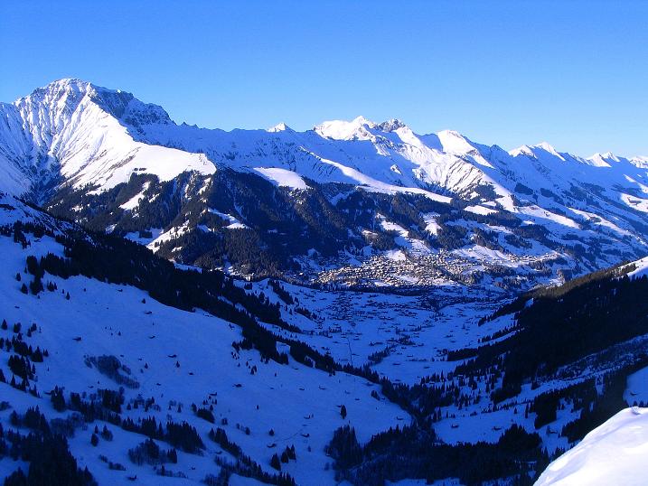 Foto: Andreas Koller / Skitour / Von der Engstligenalp auf das Chindbettihorn (2691m) / Blick auf Adelboden / 09.01.2009 23:37:48