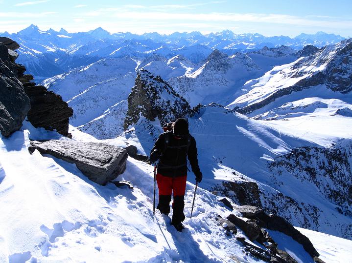 Foto: Andreas Koller / Skitour / Von der Lauchernalp aufs Hockenhorn (3293m) / Aufstieg Hockenhorn mit Blick zu den Walliser 4000ern und zum Montblanc (4810 m) / 12.01.2009 19:32:53