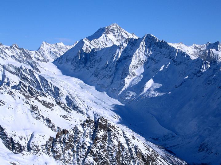 Foto: Andreas Koller / Skitour / Von der Lauchernalp aufs Hockenhorn (3293m) / Aletschhorn (4195 m) und Fisterarhorn (4274 m); im Tal der Anstieg zur Lötschenlücke und zur Hollandiahütte / 12.01.2009 19:27:28