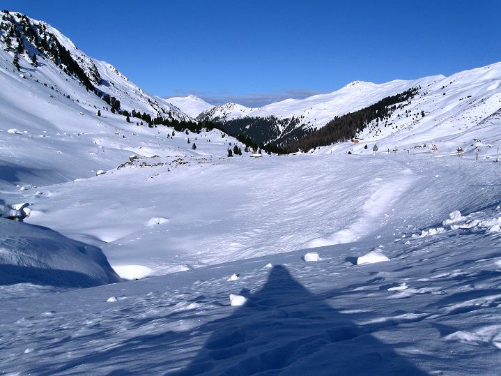 Foto: Andreas Koller / Skitour / Impressionen am Flüelapass (2606 m) / Ausgangspunkt Gasthaus Tschuggen im Flüelatal südöstlich von Davos / 09.02.2009 01:00:59