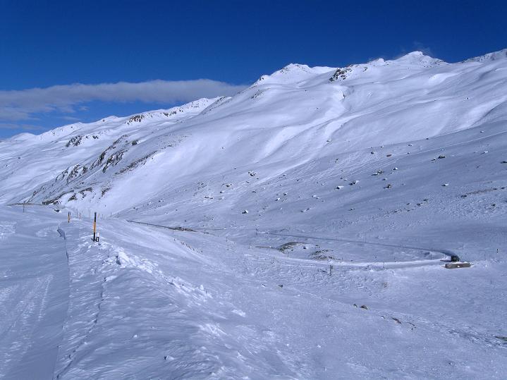 Foto: Andreas Koller / Skitour / Impressionen am Flüelapass (2606 m) / Blick auf das Jörihorn (2845 m), ebenso ein toller Skiberg / 09.02.2009 00:58:45