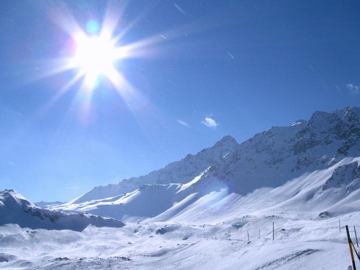 Foto: Andreas Koller / Skitour / Impressionen am Flüelapass (2606 m) / Blick Richtung Schwarzhorn (3147 m) und Flüela Pass / 09.02.2009 00:58:05