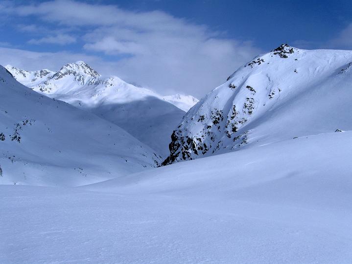 Foto: Andreas Koller / Skitour / Impressionen am Flüelapass (2606 m) / Blick aus der Steilflanke nach NO, rechts das Flüela Horn, unser Ziel / 09.02.2009 00:55:44