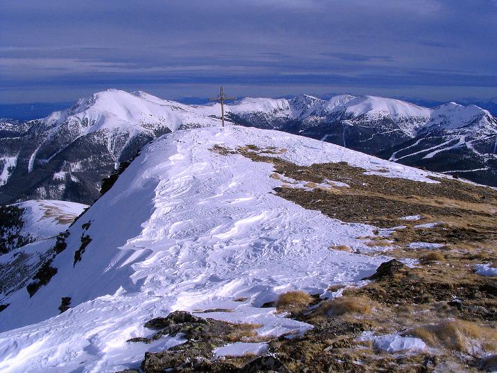Foto: Andreas Koller / Skitour / Über den Geiger auf den Kilnprein (2408m) / Der abgeblasene Gipfel des Kilnprein gegen Eisenhut (2441 m) und seine Trabanten / 11.03.2009 20:59:03