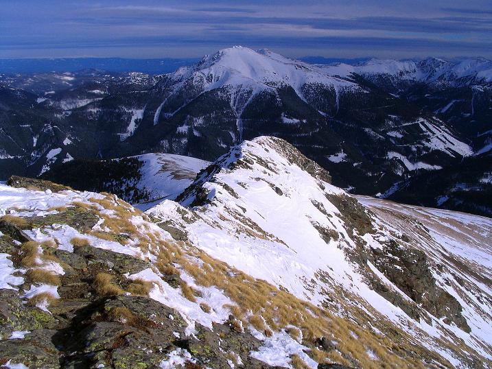 Foto: Andreas Koller / Skitour / Über den Geiger auf den Kilnprein (2408m) / Blick vom Gipfelkreuz über den SO-Grat / 11.03.2009 20:56:04