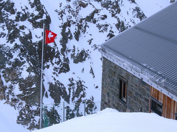 Foto: Andreas Koller / Skitour / Berner Alpen Durchquerung 2: Äbeni Flue (3962m) / Zurück bei der Hollandiahütte / 17.04.2009 22:57:25