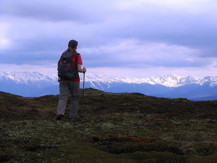 Foto: Andreas Koller / Wander Tour / Über die Dörfler Alm auf den Gstoder (2140m) / Im W die Radstädter Tauern / 10.05.2009 21:56:51