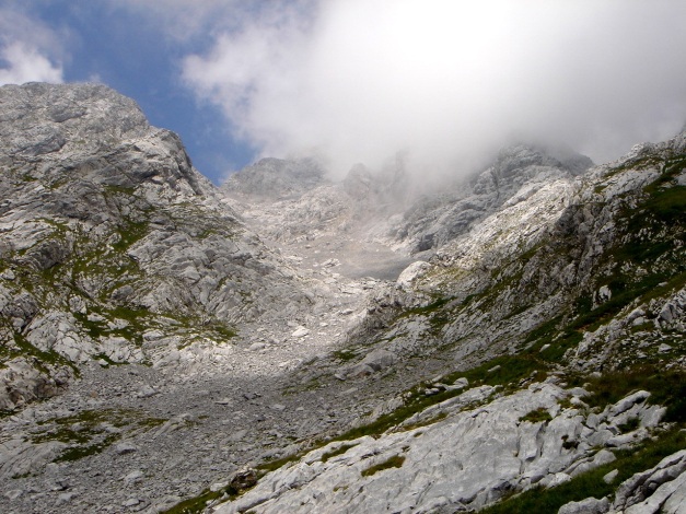 Foto: Manfred Karl / Klettersteigtour / Hohe Warte – Weg der 26er - Überschreitung aus dem Wolayer Tal / Rückblick auf das lange Kar, durch das der erste Teil des Abstieges verläuft. / 17.07.2009 17:35:48
