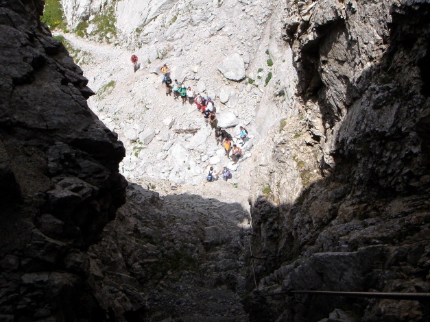 Foto: Manfred Karl / Klettersteigtour / Hohe Warte – Weg der 26er - Überschreitung aus dem Wolayer Tal / Gegenverkehr - eine italienische Schulklasse! / 17.07.2009 17:37:08