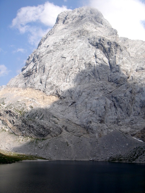 Foto: Manfred Karl / Klettersteigtour / Hohe Warte – Weg der 26er - Überschreitung aus dem Wolayer Tal / Die mächtige Seewarte bietet ebenfalls interessante Kletterrouten! / 17.07.2009 17:38:05