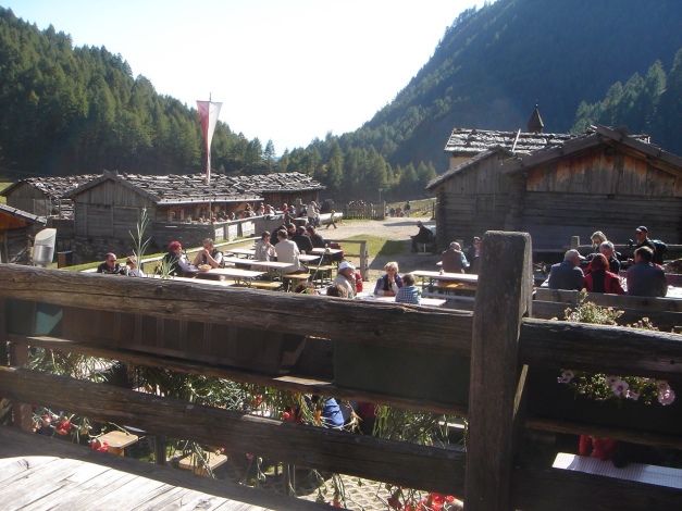 Foto: Manfred Karl / Wandertour / Wilde Kreuzspitze – Highlight der Pfunderer Berge / Gemütlichkeit auf der Fanealm / 31.08.2009 19:01:00