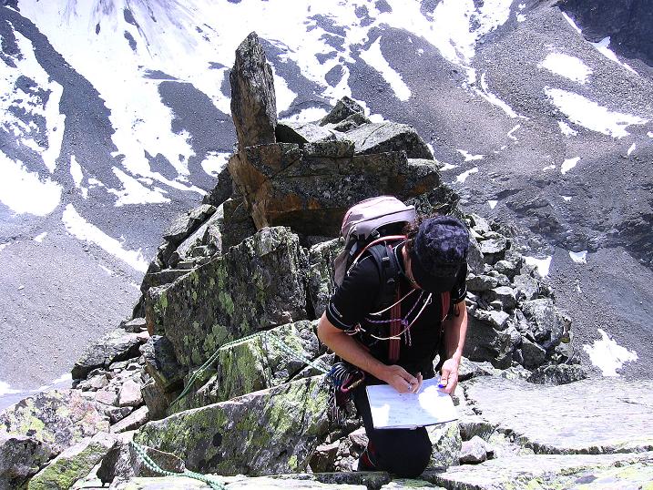 Foto: Andreas Koller / Klettertour / Überschreitung der Madatschtürme (2837m) / Eintrag ins Gipfelbuch am Mittleren Madatschturm / 16.07.2009 17:28:17